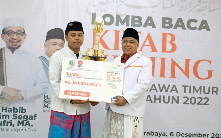 Ketua DPW PKS Irwan Setiawan saat memberikan hadiah ke pemenang lomba, Selasa (6/12/2022). 