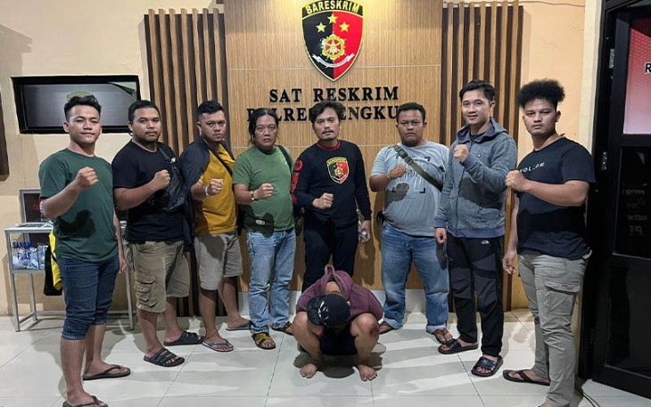 Tersangka (jongkok diborgol) saat diamankan