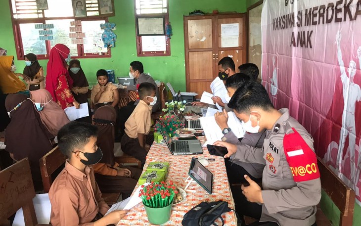 Polres Rejang Lebong Polda Bengkulu pagi hari kemarin Jumat (14/01) kembali menggelar aksi serbuan vaksinasi.