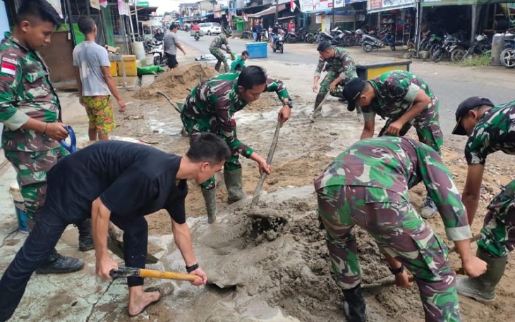 Satgas Pamtas Yonif 645/Gty saat Karya Bakti Pengecoran Jalan Raya Umum