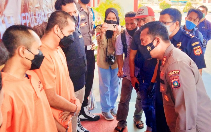 Kapolres Bintan saat bertanya kepada dua tsk
