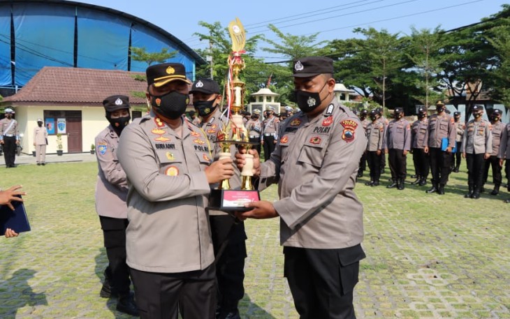 Kapolres Demak saat Terima Piala Juara 2 dari Tim Lomba Hari Kemerdekaan RI Ke 77