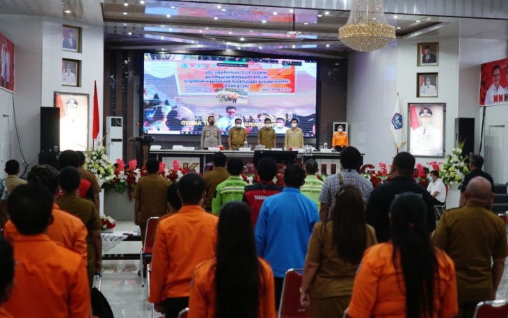 Walikota Bitung Maurits Mantiri dan Wakil Walikota Bitung Hengky Honandar saat membuka rapat koordinasi penanggulangan bencana.