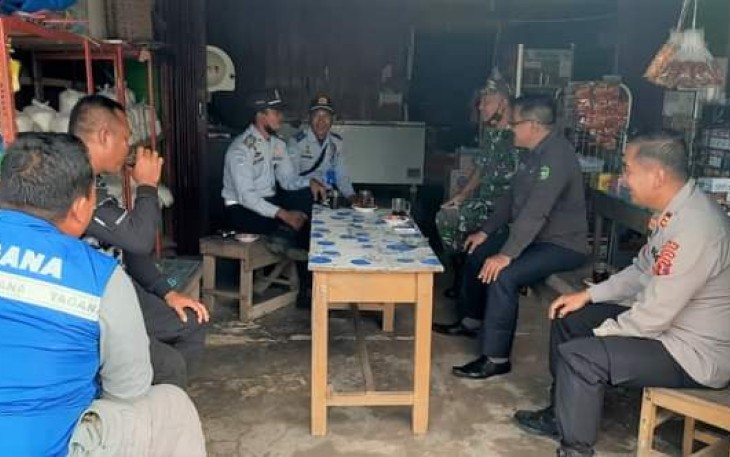 Babinsa Kota Bangun saat Komsos Bersama Forkopimcam di Warkop