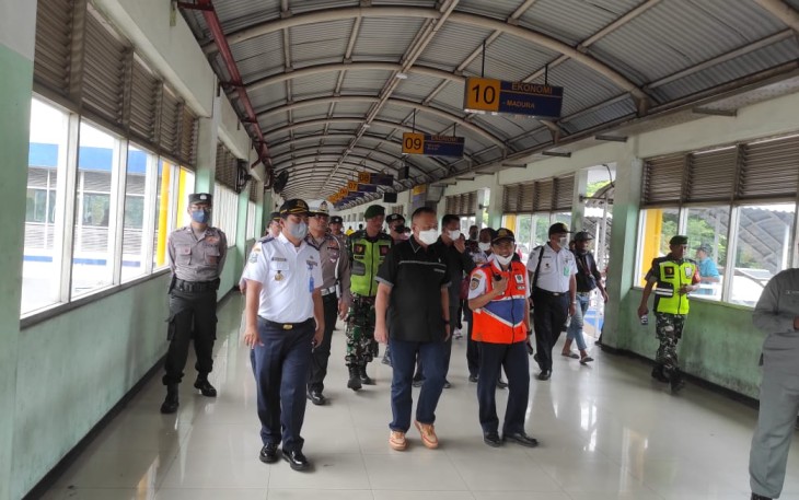 Ketua komisi D DPRD Jawa Timur dr Agung Mulyono saat menggelar sidak di terminal Bungurasih, Sidoarjo pada Senin (26/12/2022).