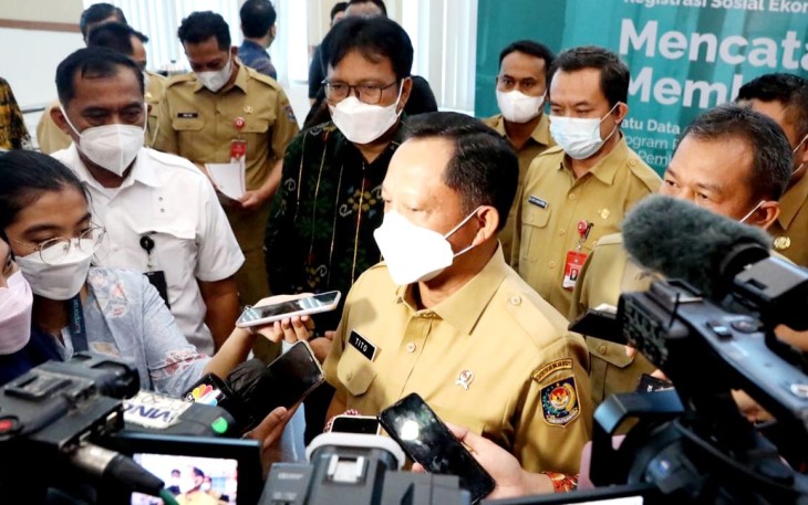 Mendagri Muhammad Tito Karnavian saat diwawancarai awak media