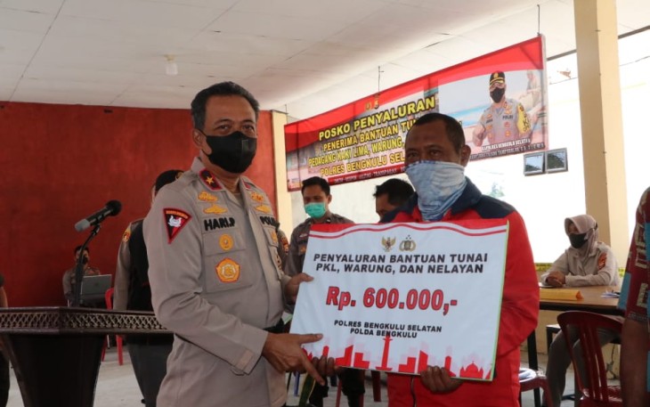 Penyaluran bantuan secara simbolis oleh Waka Polda Bengkulu Brigjen Pol Drs. Hari Prasojo M.H.