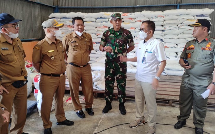Bupati Asahan saat Sidak Harga dan Ketersediaan Bahan Pokok Jelang Nataru