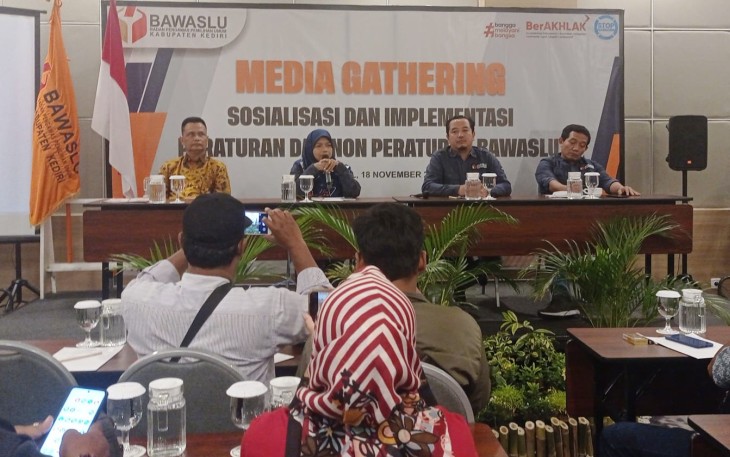 Bawaslu Kabupaten Kediri saat Gelar Sosialisasi dan Implementasi Peraturan dan Non Peraturan di Fave Hotel Kediri kawasan SLG Desa Tugurejo Kecamatan Ngasem, Kabupaten Kediri, Jumat (18/11/2022) pukul 13.00 WIB. 