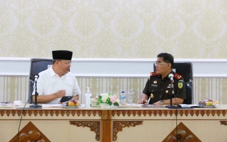 Kajati Bengkulu Heri Jerman saat Rapat Koordinasi bersama Gubernur Bengkulu Rohidin Mersyah beserta jajaran terkait Pembahasan Legal Opinion (LO) Terhadap Rencana Penggantian Jalan dari PT. Injatama, Rabu (15/6/2022).