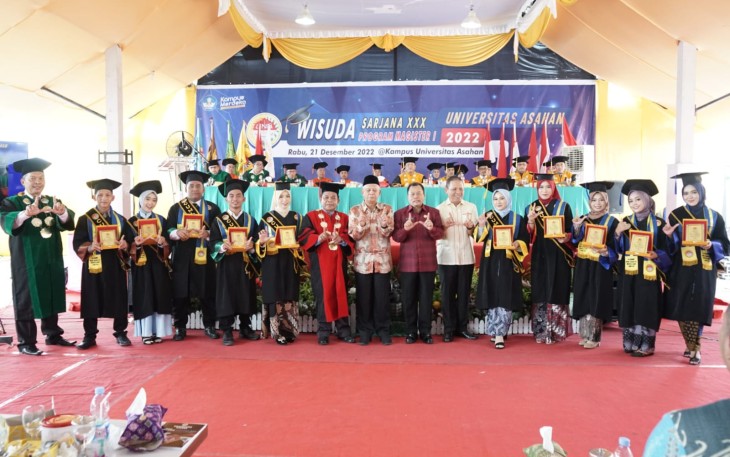 Wisuda di Halaman Parkir UNA, Rabu (21/12/2022).