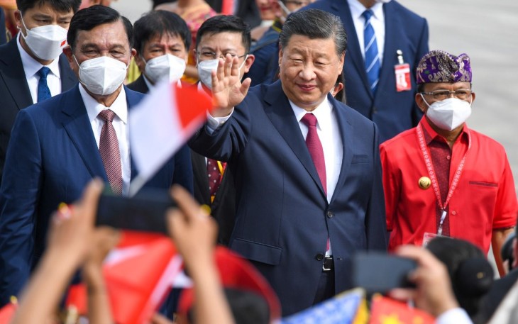 Presiden Cina Xi Jinping (kedua dari kanan) bersama dengan Menteri Kemaritiman dan Investasi Luhut Binsar Pandjaitan (kiri) dan Gubernur Bali I Wayan Koster (kanan) saat tiba di VVIP Terminal I Bandar Internasional Bali I Gusti Ngurah Rai, Senin (14 November 2022). Presin Xi Jinping akan menghadiri KTT G20 Indonesia pada 15-16 November. G20 Indonesia Media Center/M Risyal Hidayat/wsj/ws/22.