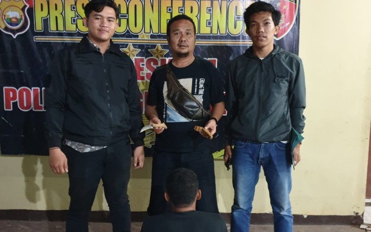 Pelaku (Jongkok) dan petugas menunjukan barang bukti