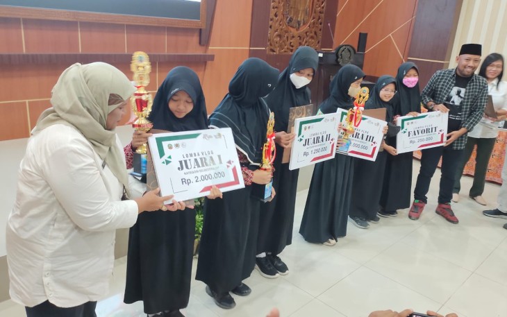 Ketua panitia lomba vlog Febrian Candra menyerahkan piala dan uang pembinaan kepada pelajar pemenang lomba.