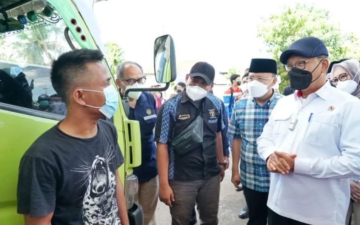 Meteri Arifin Tasrif didampingi Gubernur Rohidin saat menanyai sopir truk yang mengantre di SPBU Bengkulu, Minggu (10/04/2022). 