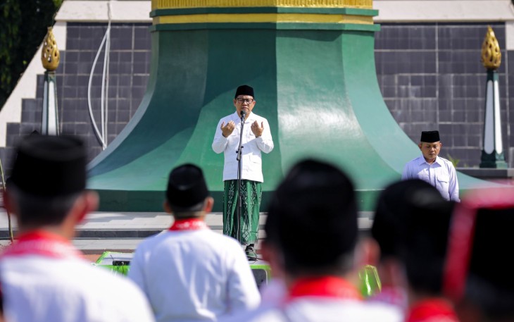 Gus Muhaimin saat memimpin apel akbar dalam rangka Peringatan Hari Santri Nasional (HSN) 2022 di halaman Tugu Pahlawan Surabaya, Jawa Timur, Sabtu (22/10/2022).