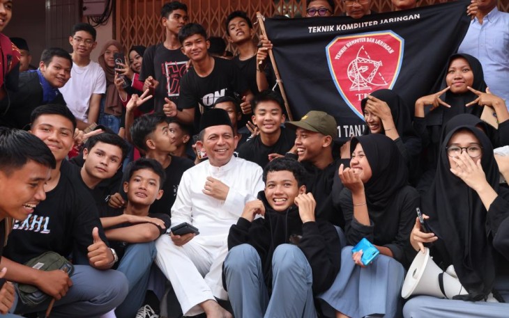 Gubernur Kepulauan Riau H. Ansar Ahmad bersama pemuda 