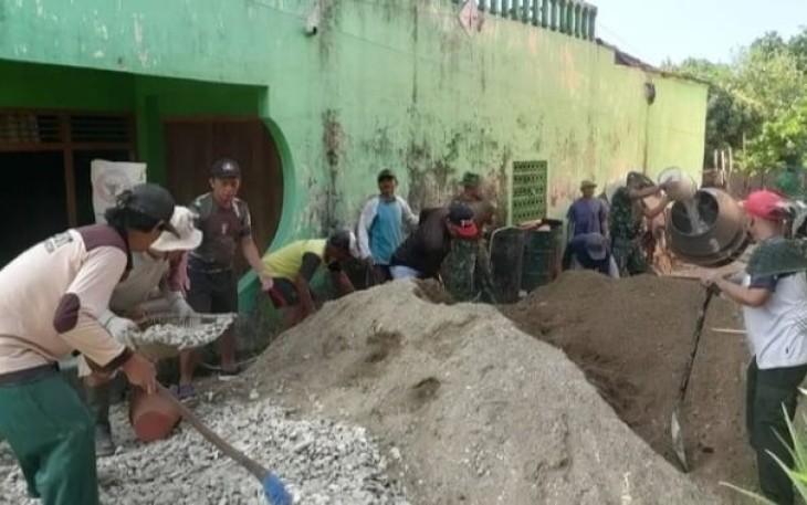 Babinsa Koramil 0801/01 Pacitan saat bersama Warga Gotong Royong