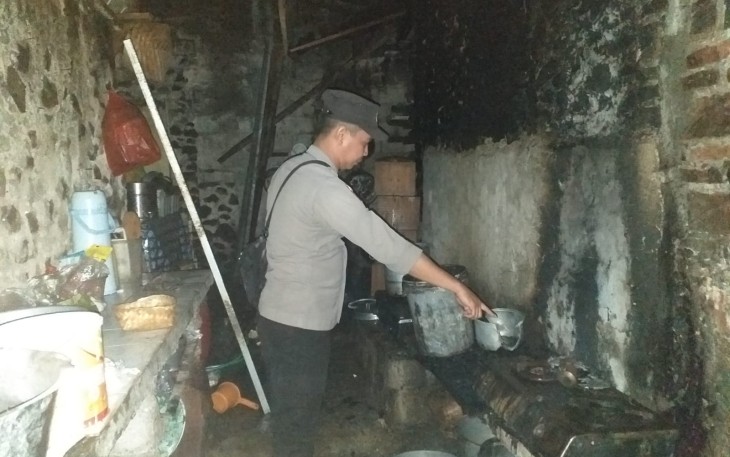 Kondisi dapur rumah Minem (80), di Watu Sambung RT 03 RW 06, Desa Plumbon, Tawangmangu, Kabupaten Karanganyar usai api berhasil dipadamkan, Selasa (26/7/2022). (Foto : Istimewa)