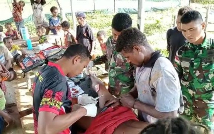Satgas Yonif 126/KC saat Berikan Pertolongan pada korban