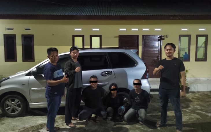 Ketiga tersangka saat diamankan polisi
