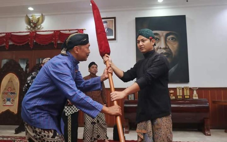 Bupati Trenggalek, Mochamad Nur Arifin, menyerahkan pusaka (2 Tombak Korowelang, 1 Tunggul Sungsung Praja dan 1 Tunggul Sungsung Naga) kepada Kepala Dinas Pariwisata dan Kebudayaan Kabupaten Trenggalek.