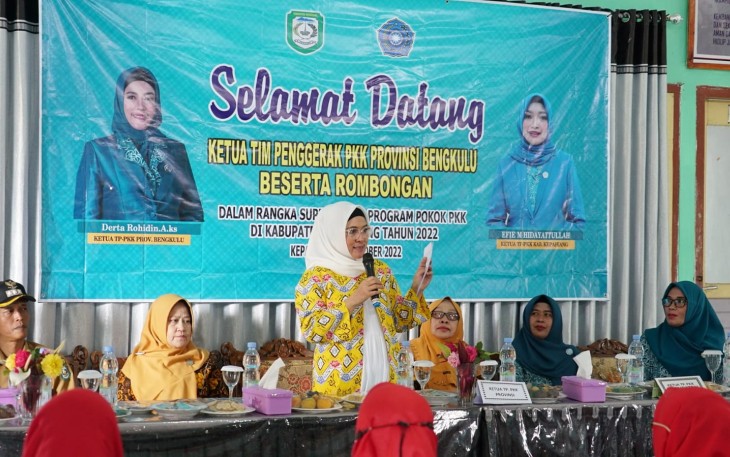 Ketua TP PKK Provinsi Bengkulu Derta Rohidin saat Supervisi 10 Program PKK