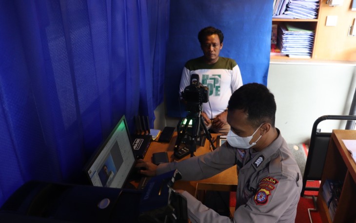 Petugas Ditlantas Polda Kalteng saat membuatkan SIM gratis untuk  Tukang Ojek dan Pedangan Sayur Keliling