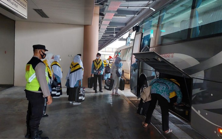 Polsek Kawasan Bandara Hang Nadim Batam Lakukan Pengamanan Kedatangan Calon Jamaah Haji dari Kabupaten Anambas