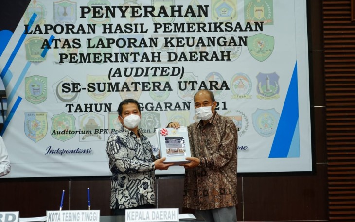 Penyerahan LHP atas LK Pemko Tebing Tinggi Tahun Anggaran 2021 di Kantor BPK Perwakilan Provinsi Sumut, Jln. Imam Bonjol No. 22, Medan, Selasa (05/04/2022).