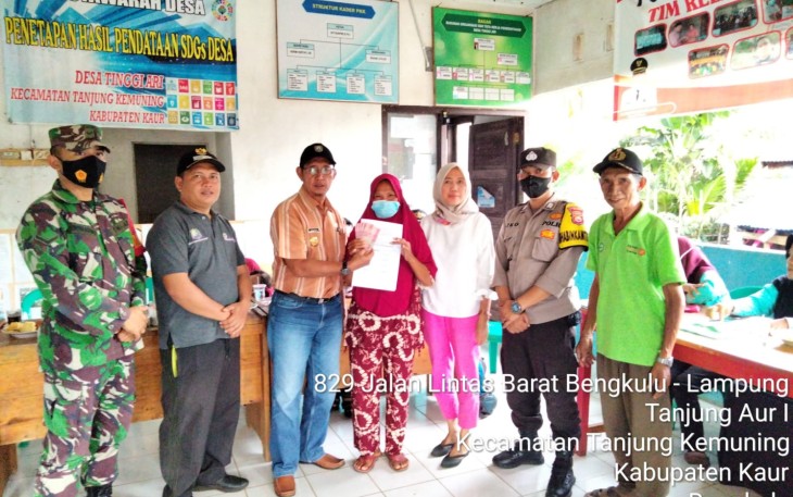 Polres Kaur saat melakukan pengawalan penyaluran BLT-DD bulan April-Juni 2022 di Desa Tinggi Air, Kecamatan Kemuning, Kabupaten Kaur, kemarin Jumat (17/06/22).