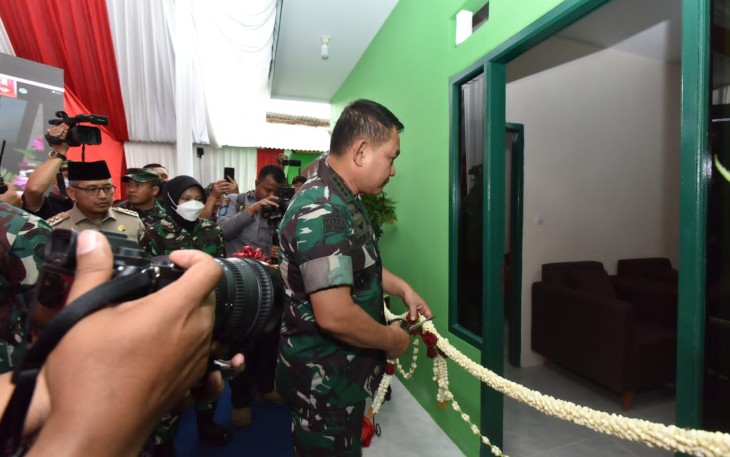 Penyerahan hasil bedah RTLH itu dilaksanakan secara daring di Kodam dan satuan jajaranya, serta diserahkan secara langsung oleh Kasad kepada Muadah (69) salah satu masyarakat penerima manfaat di Kelurahan Pegadungan Kecamatan Kalideres, Jakarta Bara,Selasa, (13/12/2022).