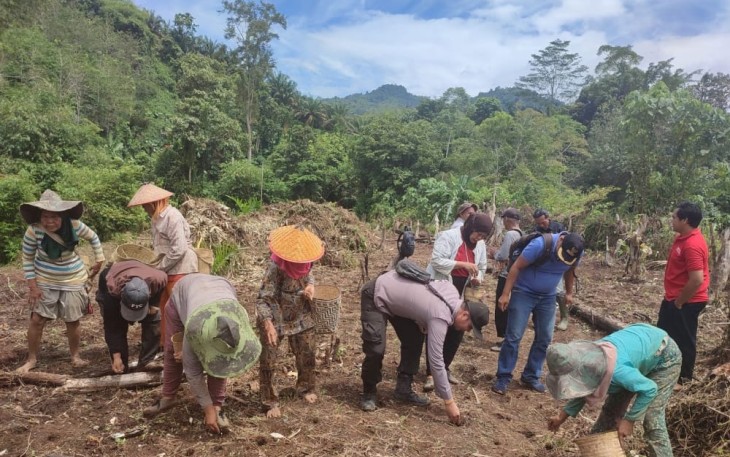Polisi dan Masyarakat dalam kegiatan penanaman bibit jagung.