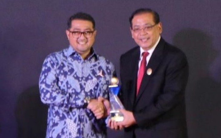 Sekjen Teuku Riefky Harsya saat mewakili ketua umum menerima penghargaan di Atria Hotel, Gading Serpong, Tangerang (14/12).