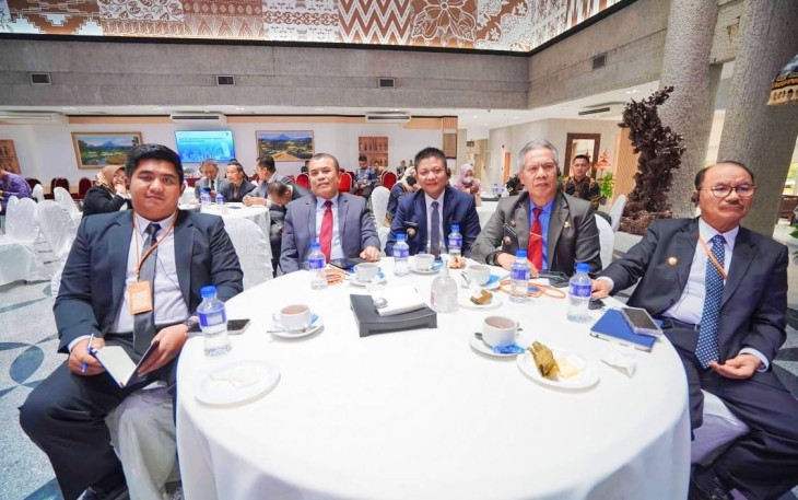 Bupati Roby (kiri) saat Ikuti DLA Bersama Kemkominfo dan Amazon Web Service di Singapura