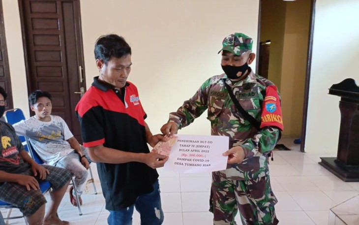 Babinsa Koramil Kahut Hadiri Penyaluran BLT DD Desa Tumbang Sian 