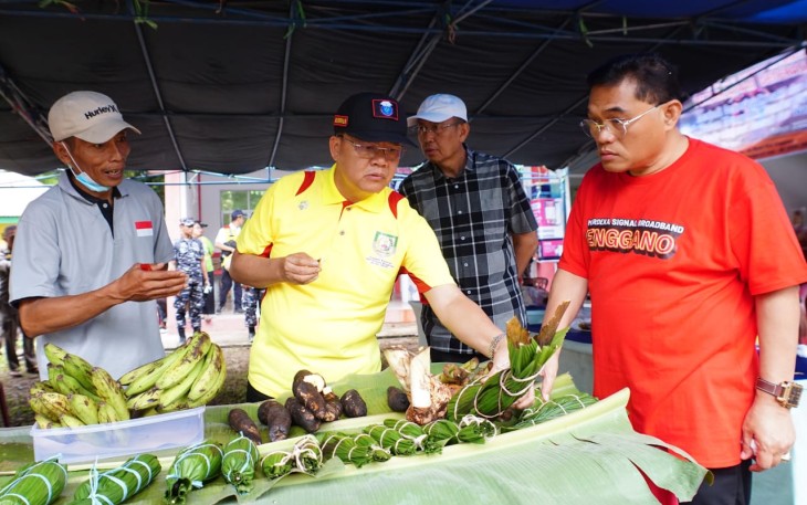  Gubernur Rohidin usai membuka Diklat dan mengunjungi Bazar UMKM Masyarakat di Objek Eqisata Bak Blau Enggano.
