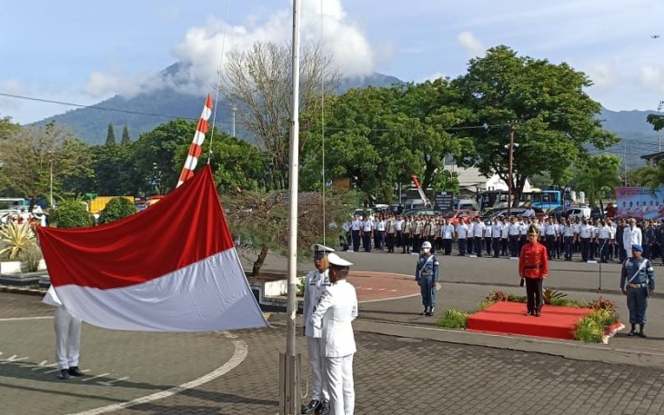 Suasana saat penaikan bendera merah putih di hari peringatan perhubungan Nasional tahun 2022