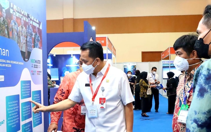 atoni saat mengunjungi stand booth Ditjen Bina Keuda Kemendagri ITE 2022, di JCC Senayan, Jakarta, Rabu (5/10/2022). 