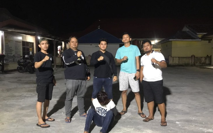 Tersangka (diborgol) saat diamankan