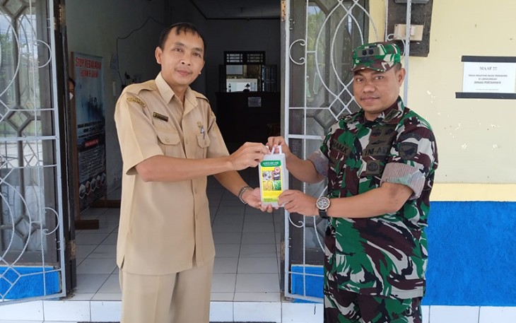 Pabung saat Perkenalkan Pupuk Lestari 102 Panju Panjung Kepada Dinas Pertanian Kabupaten Gunung Mas 