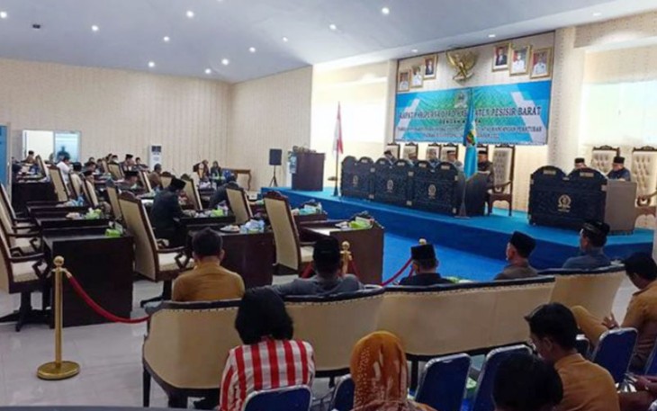 Rapat Paripurna, dengan agenda "tanggapan Fraksi-fraksi terhadap pendapat Bupati atas rancangan peraturan daerah Inisiatif DPRD Tahun Anggaran 2022". 