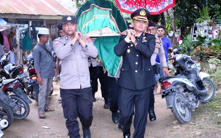 Ketika Kapolres Aceh Timur Ikut Gotong Keranda Jenazah Anggotanya ke Tempat Peristirahatan Terakhir