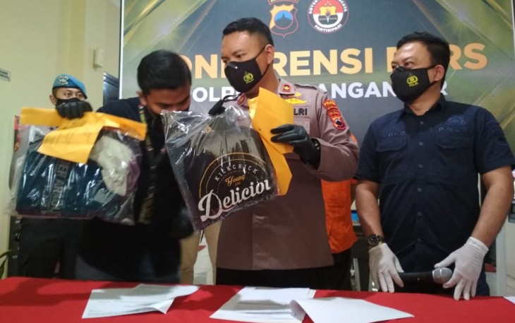 Wakapolres Karanganyar Kompol Purbo Adjar Waskito (tengah) didampingi Kasatreskrim AKP Kresnawan Hussein (kiri) dan Kasi Humas AKP Agung Purwoko (kanan) menunjukkan barang bukti kasus persetubuhan terhadap anak di bawah umur, Selasa (18/1/2022) di Mapolres Karanganyar.