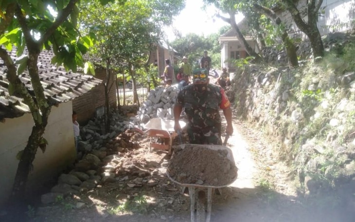 Babinsa Kare Bersama Masyarakat saat Gotong Royong Perbaiki Jalan
