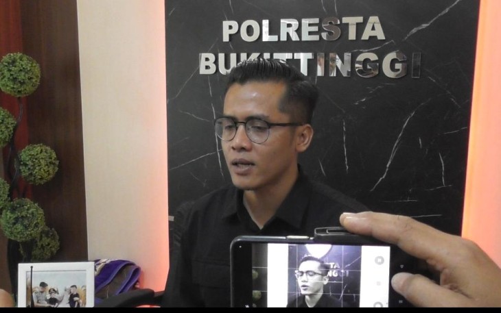 Ps Kasat Reskrim Polresta Bukittinggi AKP Fetrizal S, S.IK saat diwawancara awak media terkait penangkapan diduga pelaku tindak pidana perdagangan orang.