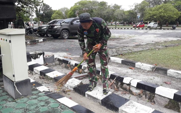 TNI Jajaran Korem 102 Pjg Bersihkan TMP 