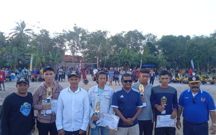 Camat Singkep Barat saat Tutup Turnamen Mini Soccer Desa Langkap Tahun 2022