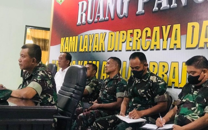 Kasdim 1310/Bitung bersama jajaran saat mengikuti kegiatan arahan Kasrem 131/Stg secara Vicon