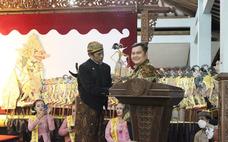 Anggota DPRD Karanganyar Joko Pramono (kanan) bersama Dalang Ki Aris Marjoko, saat pembukaan pagelaran wayang kulit dengan lakon Wahyu Katentreman, di Balai Desa Malangjiwan, Kecamatan Colomadu, Kabupaten Karanganyar, Sabtu (17/9/2022).